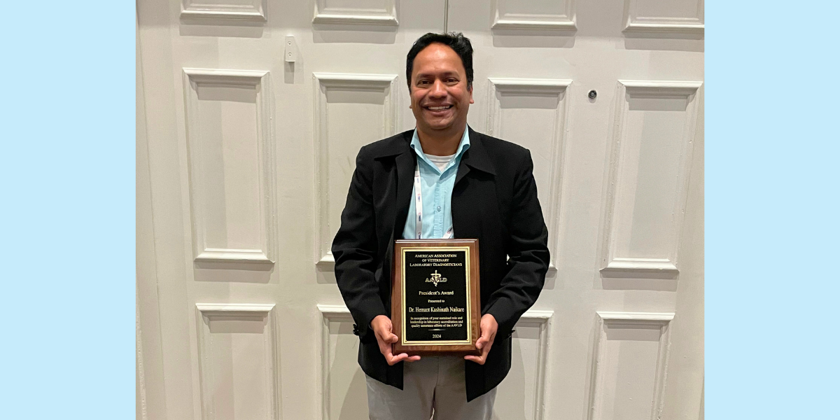 Hemant Naikare holds his award